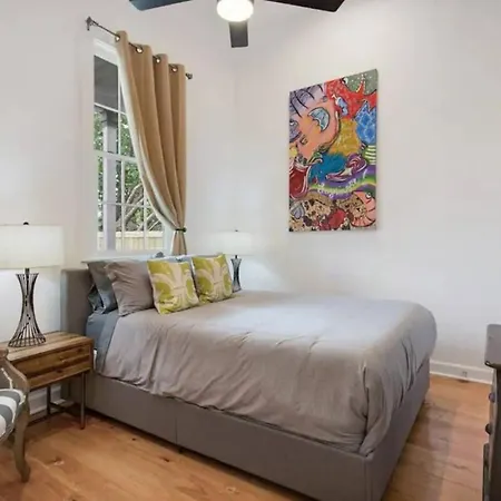 Cozy Escape With Private Outdoor Space Holiday home New Orleans