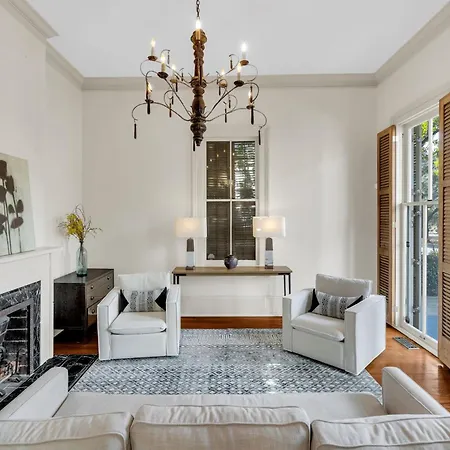 Holiday home Chic W Balcony In Lower Garden District *