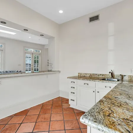 Chic W Balcony In Lower Garden District