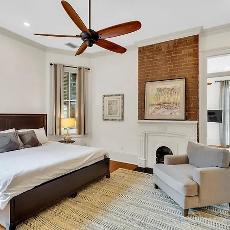Holiday home Chic W Balcony In Lower Garden District