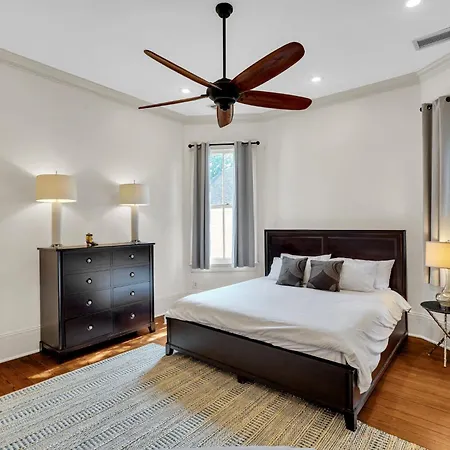 Chic W Balcony In Lower Garden District *