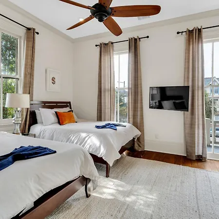 Holiday home Chic W Balcony In Lower Garden District