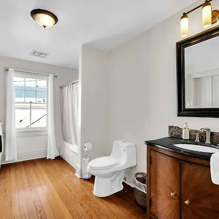Chic W Balcony In Lower Garden District Holiday home *