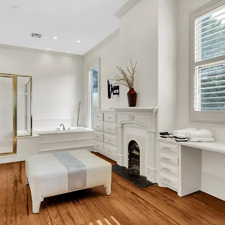 Chic W Balcony In Lower Garden District * New Orleans