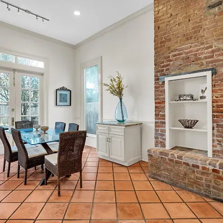 Chic W Balcony In Lower Garden District Holiday home