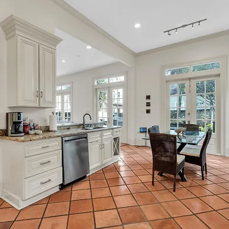 Chic W Balcony In Lower Garden District Holiday home *