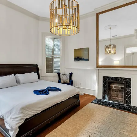 Holiday home Chic W Balcony In Lower Garden District *