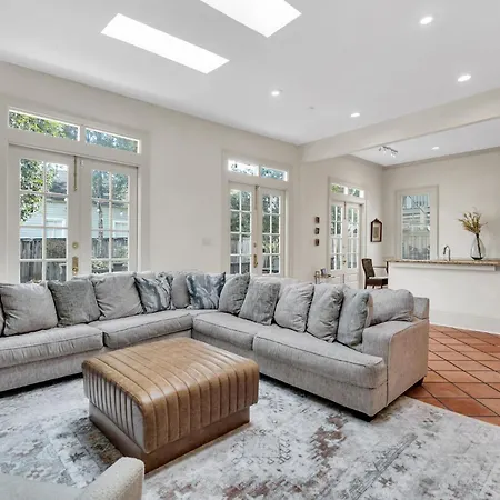 Chic W Balcony In Lower Garden District *