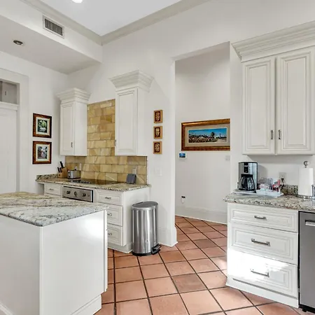 Chic W Balcony In Lower Garden District