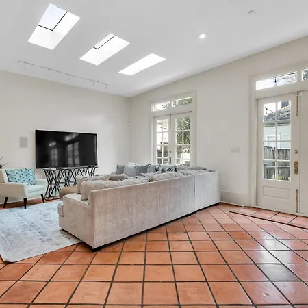 Chic W Balcony In Lower Garden District Holiday home
