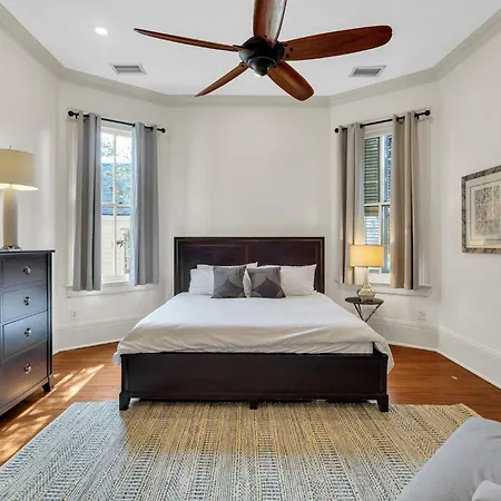 Chic W Balcony In Lower Garden District Holiday home *