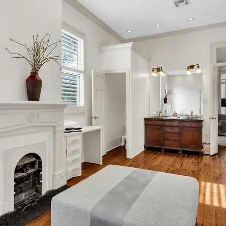 Holiday home Chic W Balcony In Lower Garden District *