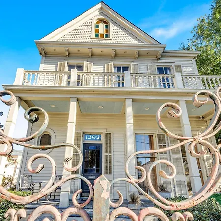 Chic W Balcony In Lower Garden District Holiday home *