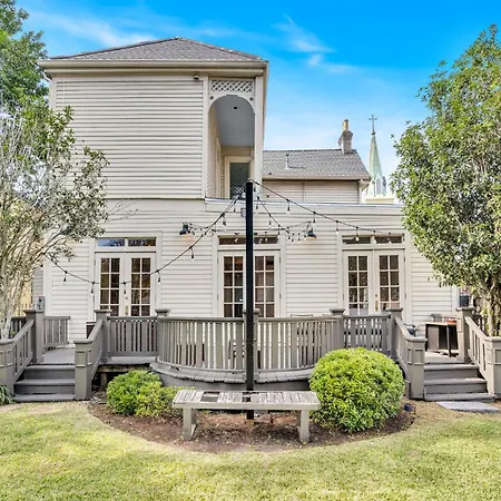 Chic W Balcony In Lower Garden District Holiday home