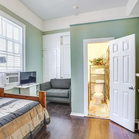 & Play: Near Downtown Apartment *