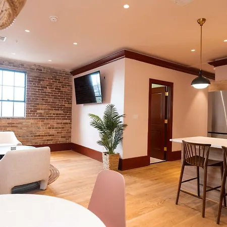 Vibrant 4 Bed 3 Bath Mon Cher With Pool Holiday home New Orleans