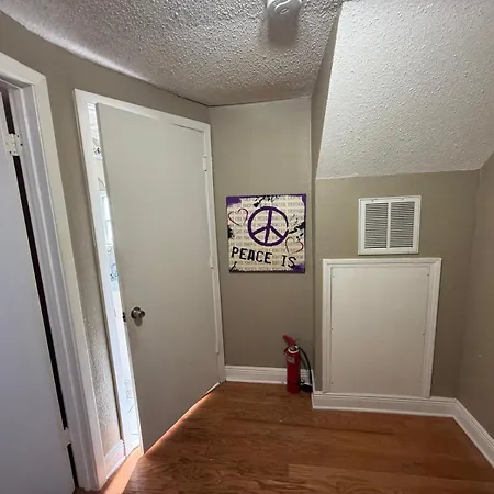 1-bedroom With Living And Kitchen, Next To Master -no Pets