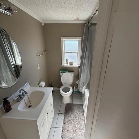 1-bedroom With Living And Kitchen, Next To Master -no Pets Homestay New Orleans