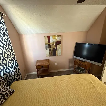 Homestay 1-bedroom With Living And Kitchen, Next To Master -no Pets *