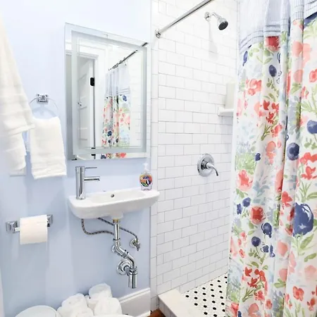 Claiborne Historic Getaways Guest House-economy Rear Unit With Pool