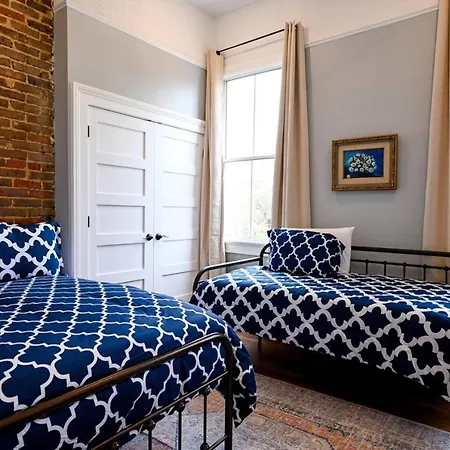 Apartment Governors Across From French Quarter *