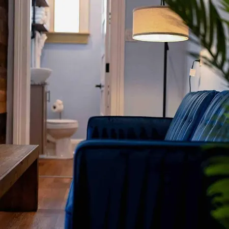 Governors - 2 Bedroom - Steps To Fq