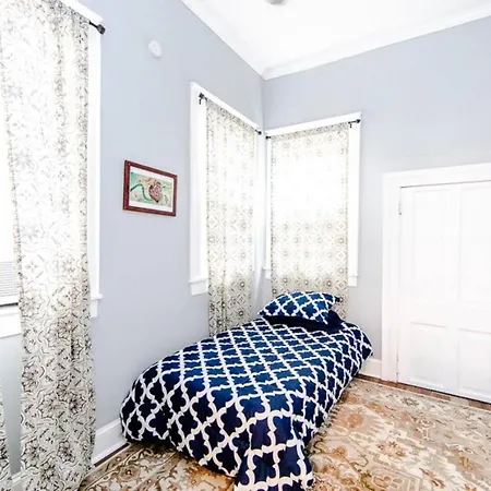 Apartment 5br Historic Claiborne W/ Pool & Courtyard — 6 Blocks To French Quarter *