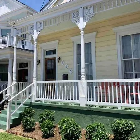 Miss Ruby's Mid-city Apartment