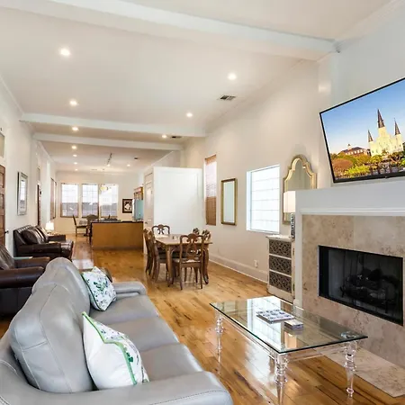 Spacious 3br Downtown In Apartment *