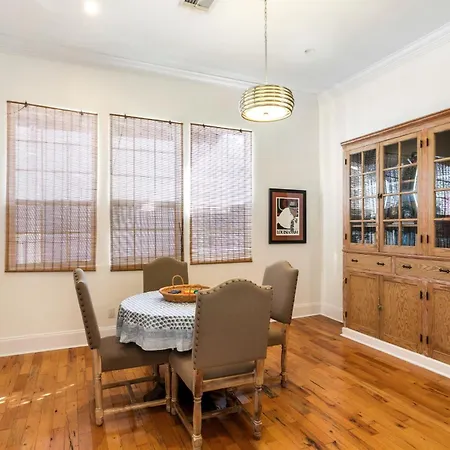 Apartment Spacious 3br Downtown In