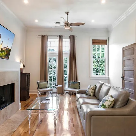 Spacious 3br Downtown In Apartment