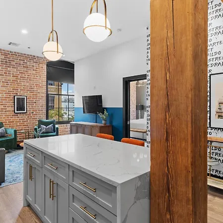 Beautiful Downtown 2 Bedroom 2 Bath 3 Blocks From Superdome Or Parade Route * New Orleans