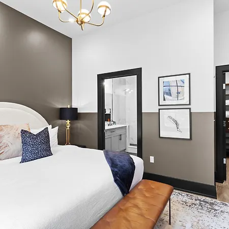 Beautiful Downtown 2 Bedroom 2 Bath 3 Blocks From Superdome Or Parade Route Hotel
