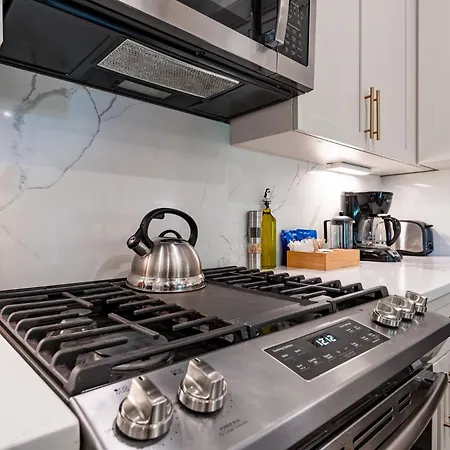 Beautiful Downtown 2 Bedroom 2 Bath 3 Blocks From Superdome Or Parade Route