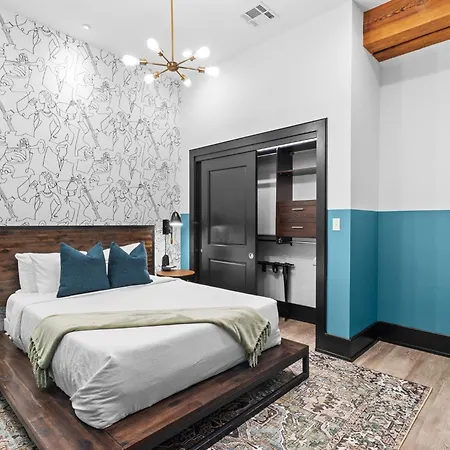 Beautiful Downtown 2 Bedroom 2 Bath 3 Blocks From Superdome Or Parade Route New Orleans