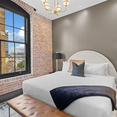 Beautiful Downtown 2 Bedroom 2 Bath 3 Blocks From Superdome Or Parade Route * New Orleans
