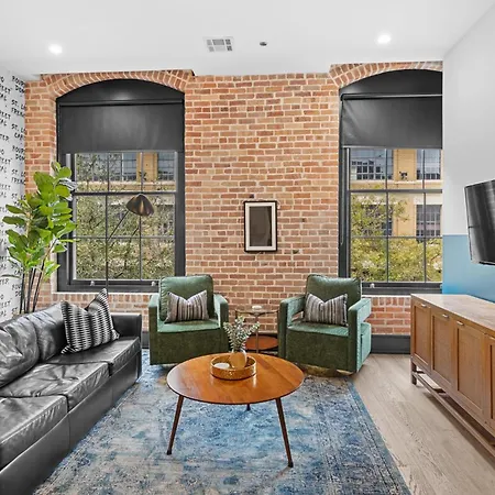Beautiful Downtown 2 Bedroom 2 Bath 3 Blocks From Superdome Or Parade Route