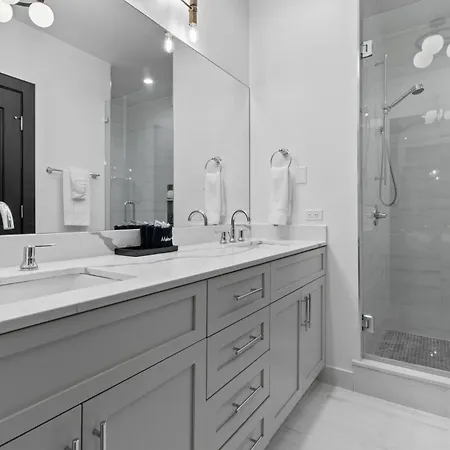 Near French Quarter - Stylish With Rooftop Amenities Hotel