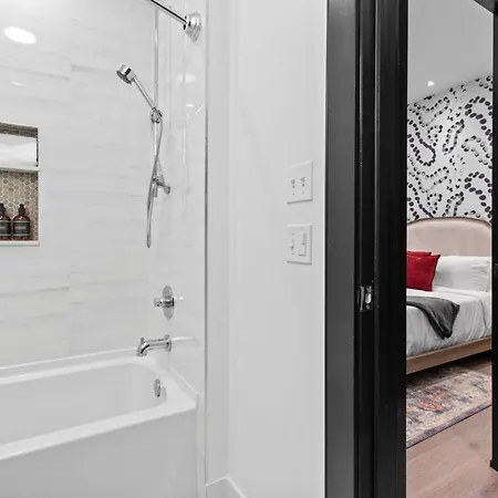 Near French Quarter - Stylish With Rooftop Amenities * New Orleans