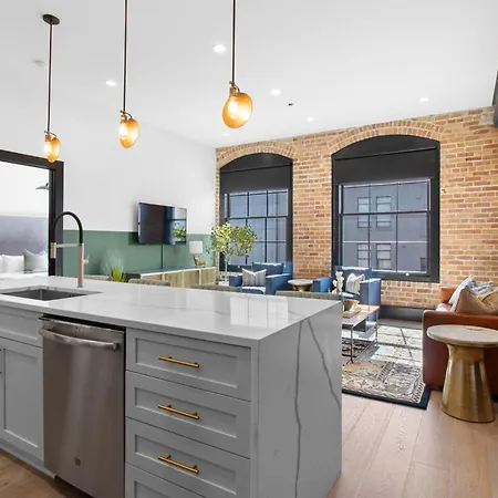 Hotel Near French Quarter - Stylish With Rooftop Amenities *