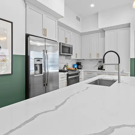 Near French Quarter - Stylish With Rooftop Amenities Hotel