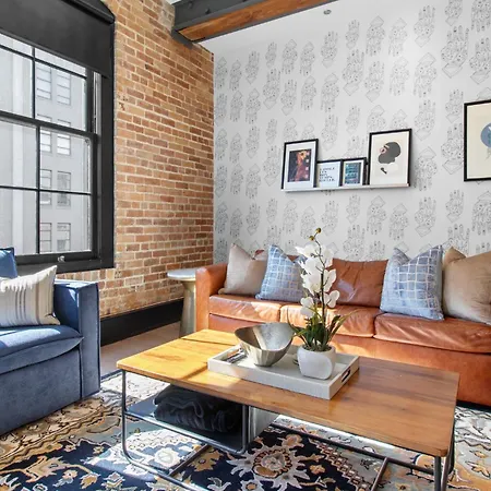 Hotel Near French Quarter - Stylish With Rooftop Amenities *