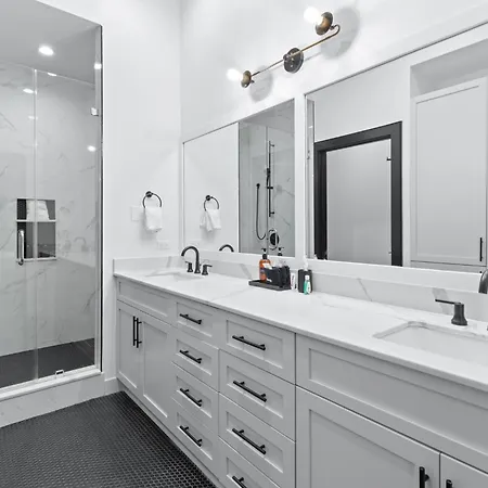 Spacious Downtown 2br With Sleeper Sofa Gym Pool Gameroom Near Parade Route And Superdome Hotel