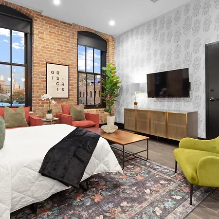 Spacious Downtown 2br With Sleeper Sofa Gym Pool Gameroom Near Parade Route And Superdome