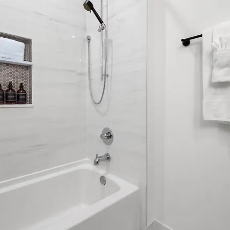 Hotel Downtown Close To Superdome With Rooftop Pool Gym New Orleans