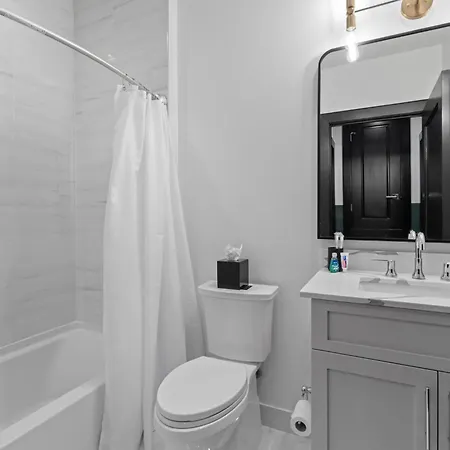 Hotel Downtown 2br With Queen Sleeper Sofa Rooftop Pool Gym Game Near Superdome And Parade Route New Orleans
