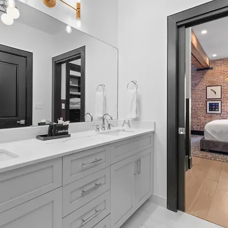 Downtown 2br With Queen Sleeper Sofa Rooftop Pool Gym Game Near Superdome And Parade Route Hotel