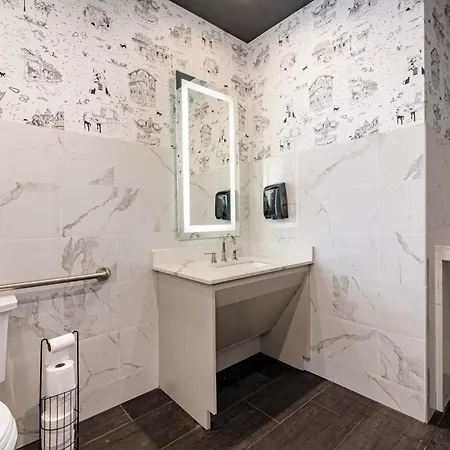 Hotel Downtown 2br With Queen Sleeper Sofa Rooftop Pool Gym Game Near Superdome And Parade Route