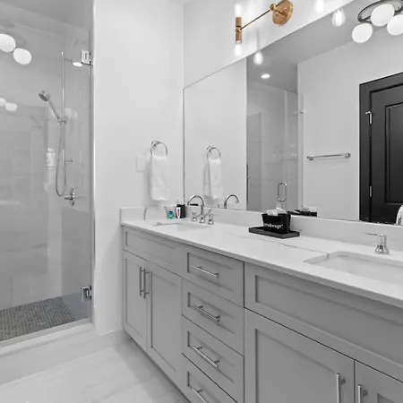 Downtown 2br With Queen Sleeper Sofa Rooftop Pool Gym Game Near Superdome And Parade Route Hotel New Orleans