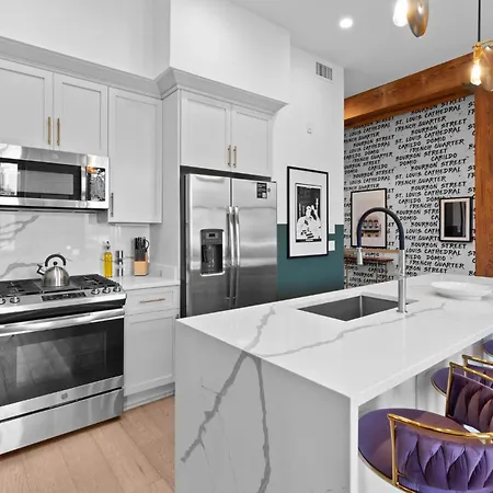 Downtown 2br With Queen Sleeper Sofa Rooftop Pool Gym Game Near Superdome And Parade Route Hotel